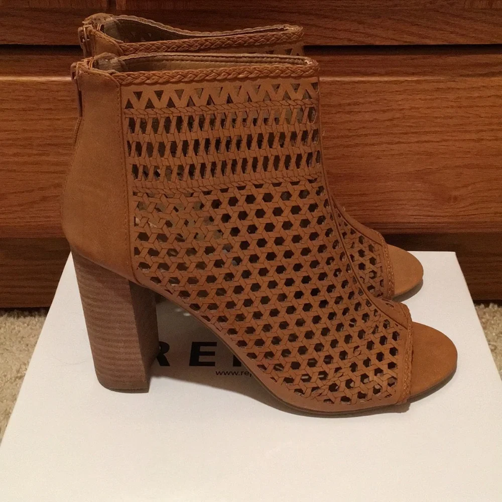 NWT Report Wendie heels shoes sandals 10 zip